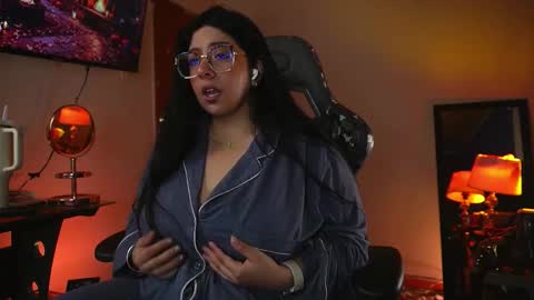 Snapshot of coraline_latin chatting on 10.12.25 Coraline online show from 10.12.25