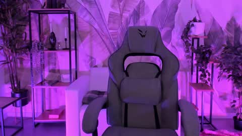 little girl who is always right or Coraline online show from 10.16.25