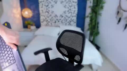 Snapshot of coralquinn chatting on 10.21.25 online show from 10.21.25