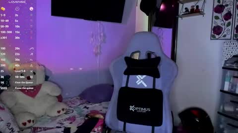 Snapshot of corinastonee chatting on 10.21.25 corina online show from 10.21.25