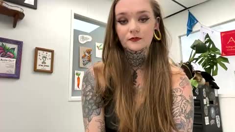 Snapshot of corpsechick chatting on 01.04.25 corpsechick online show from 01.04.25