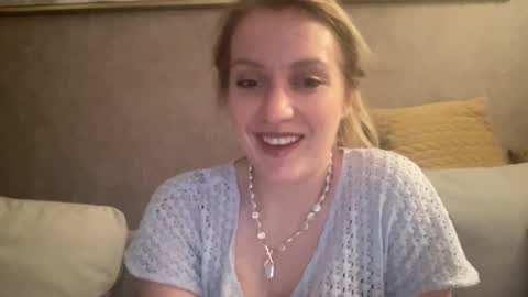 Snapshot of cosmo_blondiee chatting on 09.27.25 cosmo_blondiee online show from 09.27.25