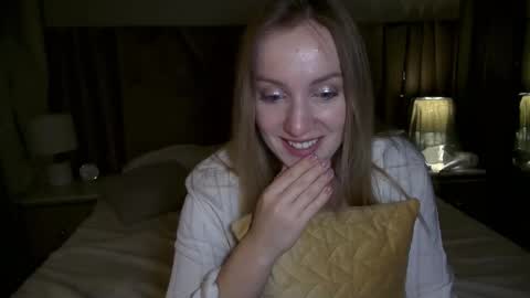 Snapshot of cosmo_blondiee chatting on 10.07.25 cosmo_blondiee online show from 10.07.25