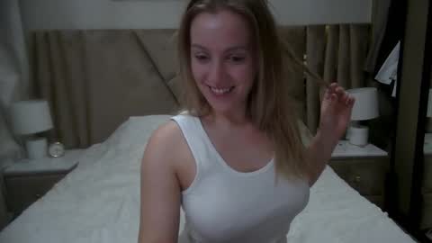 Snapshot of cosmo_blondiee chatting on 10.20.25 cosmo_blondiee online show from 10.20.25