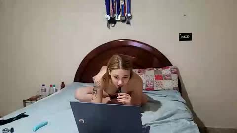 Snapshot of couplehot1515 chatting on 12.27.24 couplehot1515 online show from 12.27.24