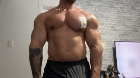 Snapshot of couplemuscle40 chatting on 11.11.25 couplemuscle40 online show from 11.11.25