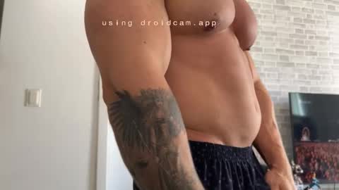 Snapshot of couplemuscle40 chatting on 11.11.25 couplemuscle40 online show from 11.11.25