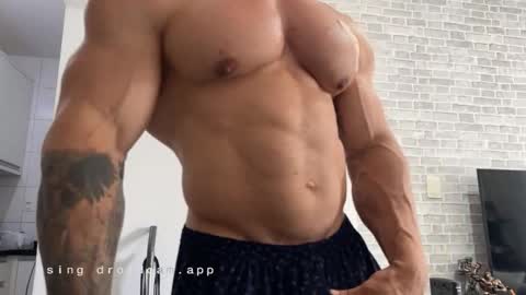 Snapshot of couplemuscle40 chatting on 01.08.26 couplemuscle40 online show from 01.08.26