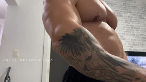 Snapshot of couplemuscle40 chatting on 01.12.26 couplemuscle40 online show from 01.12.26