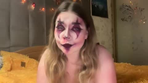 Snapshot of crave_elise chatting on 10.31.25 Elise online show from 10.31.25