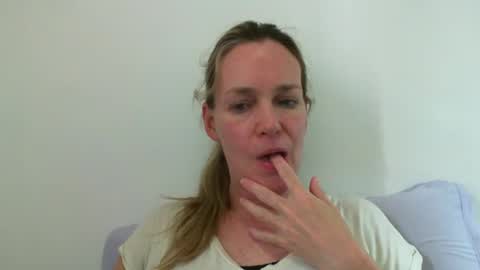 Snapshot of crazyanny chatting on 01.20.25 Anny online show from 01.20.25