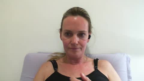 Snapshot of crazyanny chatting on 01.22.25 Anny online show from 01.22.25