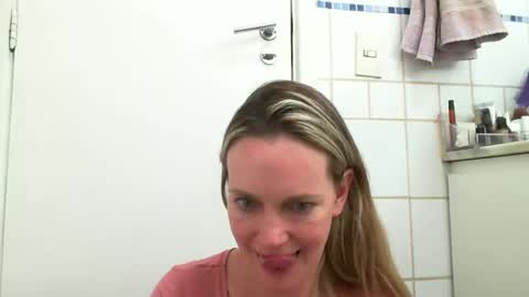 Snapshot of crazyanny chatting on 01.23.25 Anny online show from 01.23.25