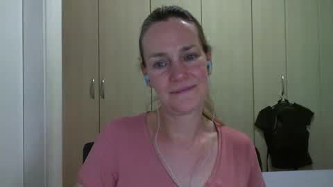 Snapshot of crazyanny chatting on 01.27.25 Anny online show from 01.27.25