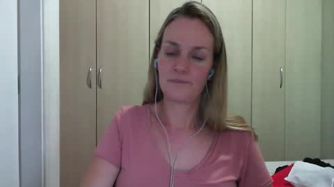 Snapshot of crazyanny chatting on 03.06.25 Anny online show from 03.06.25