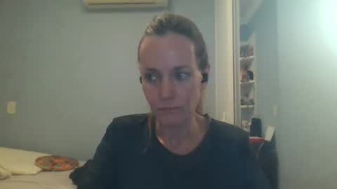 Snapshot of crazyanny chatting on 09.18.25 Anny online show from 09.18.25