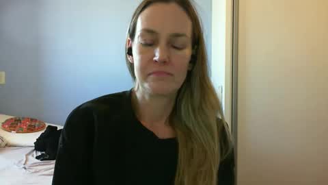 Snapshot of crazyanny chatting on 09.29.25 Anny online show from 09.29.25