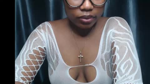 Snapshot of creamy_xvanila chatting on 05.08.26 venessa online show from 05.08.26