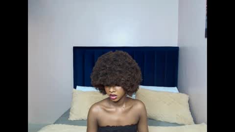 Snapshot of creamybabee chatting on 10.08.25 queen online show from 10.08.25