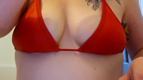 Snapshot of creamymilf11 chatting on 09.28.25 creamymilf11 online show from 09.28.25