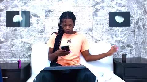 CriisBrown  online show from 11.26.25