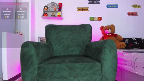 Snapshot of cris_stone chatting on 10.07.25 cristian online show from 10.07.25