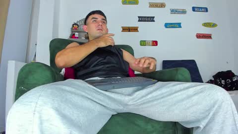 Snapshot of cris_stone chatting on 11.07.25 cristian online show from 11.07.25