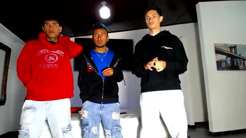 Snapshot of crismens chatting on 10.08.25 crismens online show from 10.08.25