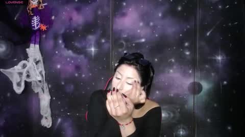 Cristal de Leon online show from 10.18.25