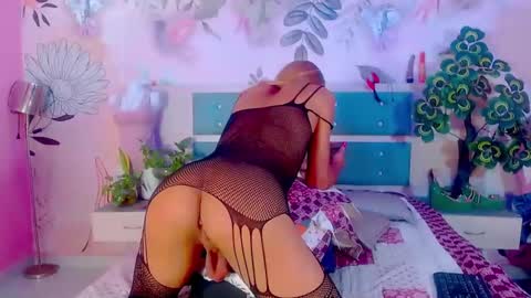 Snapshot of cristhy_huge_cockts chatting on 09.18.25 cristhy_huge_cockts online show from 09.18.25