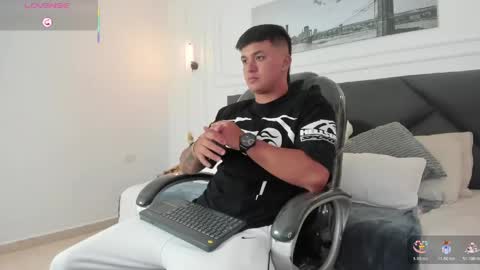 Snapshot of cristopher_strong chatting on 05.11.26 Cristopher online show from 05.11.26