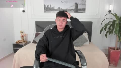 Snapshot of cristopher_strong chatting on 05.19.26 Cristopher online show from 05.19.26