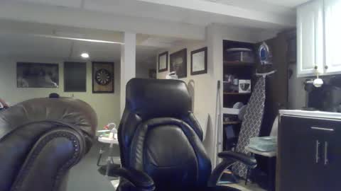 Snapshot of crm400 chatting on 10.01.25 billybasement online show from 10.01.25