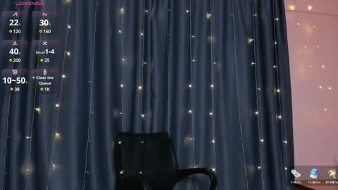 Snapshot of cross_the_line chatting on 01.12.25 xx Amina xx online show from 01.12.25