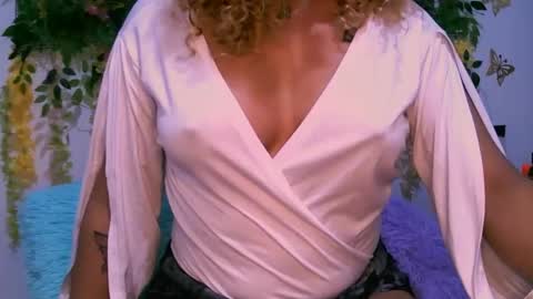 Snapshot of crysrus chatting on 10.12.25 crysrus online show from 10.12.25