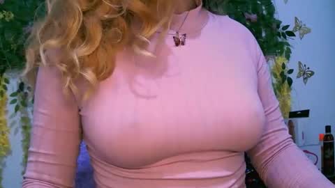 Snapshot of crysrus chatting on 10.24.25 crysrus online show from 10.24.25