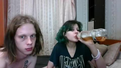 Snapshot of crystal_porn_love chatting on 03.04.25 Crystal and Marcl online show from 03.04.25