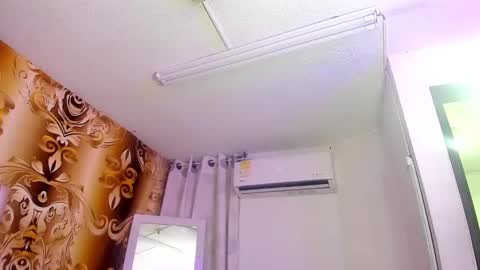 Snapshot of crystal_rogerr chatting on 02.27.25 online show from 02.27.25