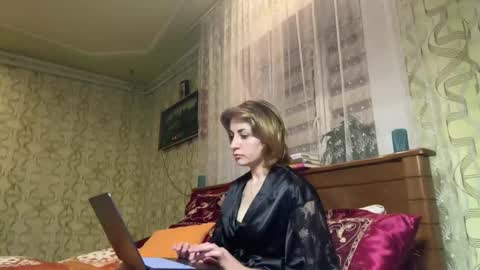 Snapshot of crystalfever_ chatting on 05.05.26 Mary online show from 05.05.26
