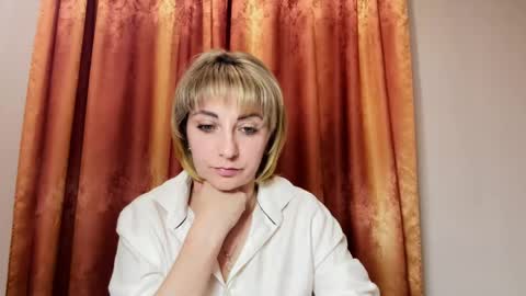 Snapshot of crystalfever_ chatting on 05.11.26 Mary online show from 05.11.26