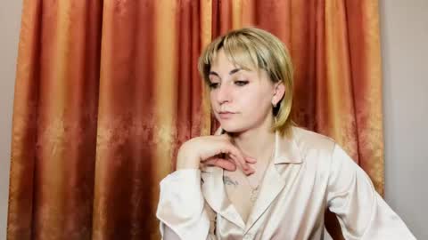 Snapshot of crystalfever_ chatting on 05.18.26 Mary online show from 05.18.26