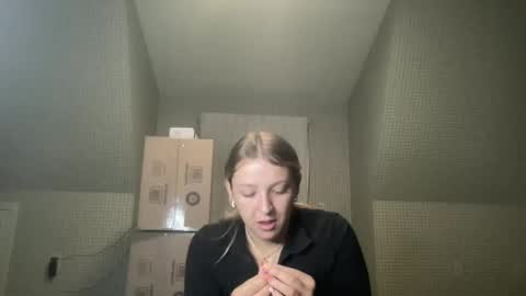 CrystalBabyy online show from 10.25.25