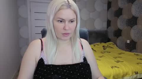 Snapshot of crystalleyessq chatting on 10.26.25 CrystallEyessq online show from 10.26.25