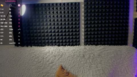 Snapshot of crystallora chatting on 01.04.25 Crys online show from 01.04.25