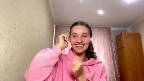 Snapshot of crystalvessell chatting on 10.21.25 Angel online show from 10.21.25