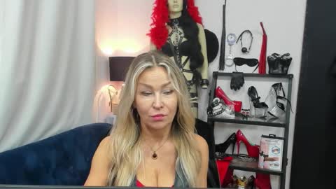 Snapshot of crystalxohotty chatting on 10.14.25 CrystalHotty online show from 10.14.25