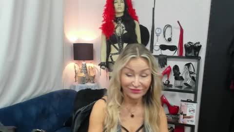 Snapshot of crystalxohotty chatting on 10.21.25 CrystalHotty online show from 10.21.25