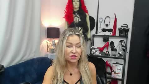 Snapshot of crystalxohotty chatting on 10.22.25 CrystalHotty online show from 10.22.25