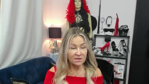 Snapshot of crystalxohotty chatting on 10.27.25 CrystalHotty online show from 10.27.25