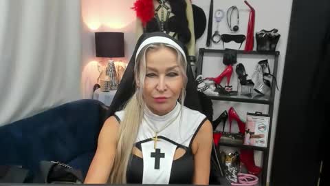 Snapshot of crystalxohotty chatting on 10.31.25 CrystalHotty online show from 10.31.25